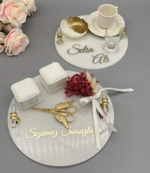 Табла за годеж и кафе за младоженеца – бяла кръгла табла с кутии за пръстени