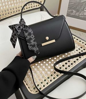 Черна Дамска Чанта От Еко Кожа С Фулар Детайл За Рамо И Ръка