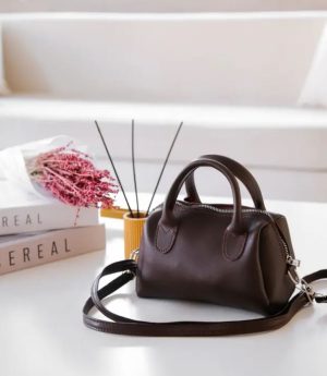 Тъмнокафява Дамска Чанта От Еко Кожа – За Ръка, Рамо И С Дръжка