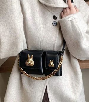 Дамска Багет Чанта С Декоративен Аксесоар Катеричка