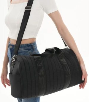 Капитонирана Спортна И Пътна Чанта С Джобове И Дълга Презрамка